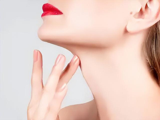 <b>女人秋天眼部润肤水怎么使用</b>