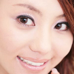 眼部按摩消浮肿