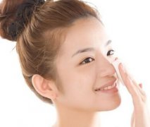 <b>让你脸部的肌肤在秋季喝饱水</b>