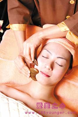 脸部按摩补水帮你保持年轻