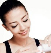 <b>午间15分钟紧急补水,皮肤干燥需急救的方法</b>